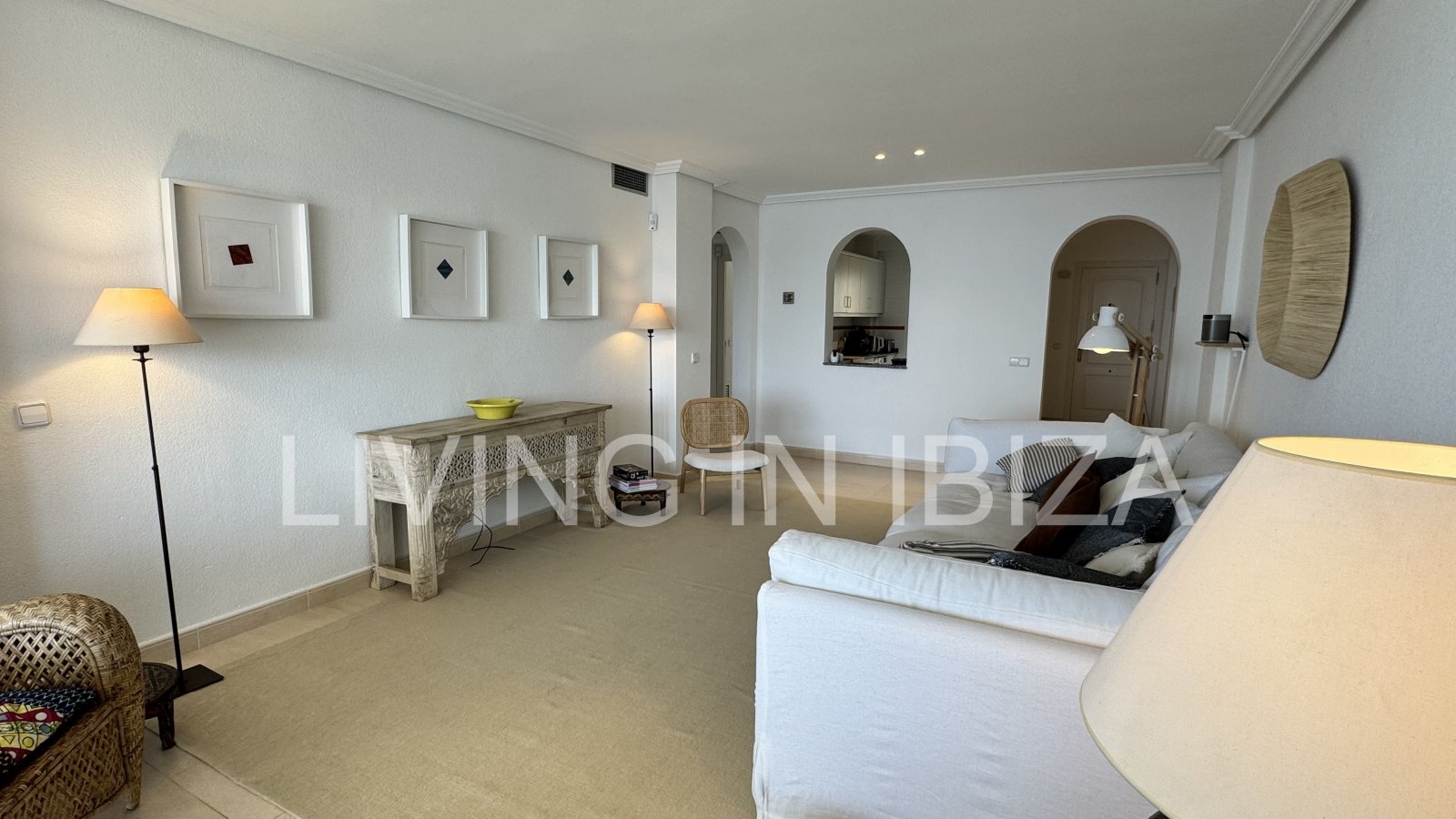 Wohnung zur verkaufen, mit Blick auf die Bucht von Cala Llenya, auf der Insel Ibiza. Modern möbliertes