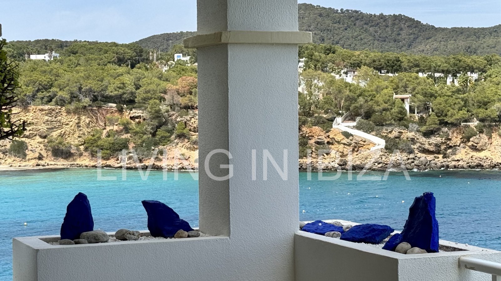 Wohnung zur verkaufen, mit Blick auf die Bucht von Cala Llenya, auf der Insel Ibiza. Modern möbliertes