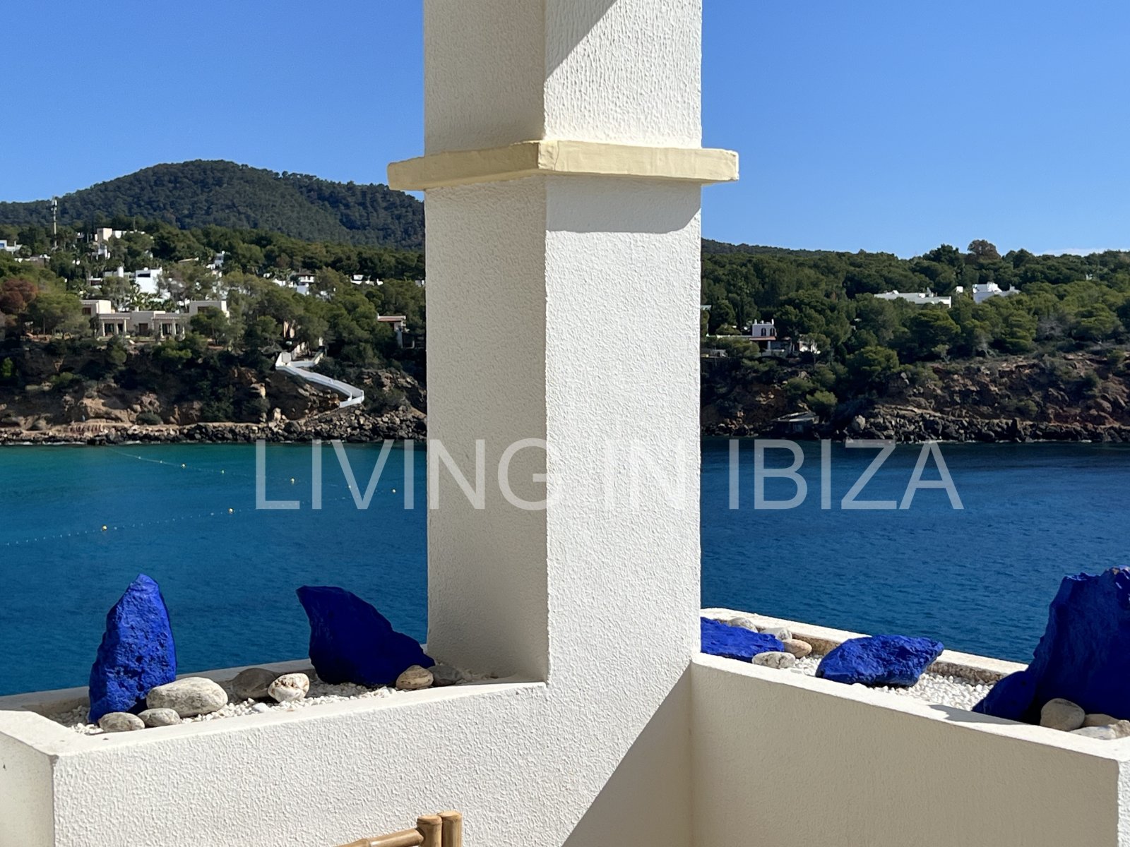 Wohnung zur verkaufen, mit Blick auf die Bucht von Cala Llenya, auf der Insel Ibiza. Modern möbliertes