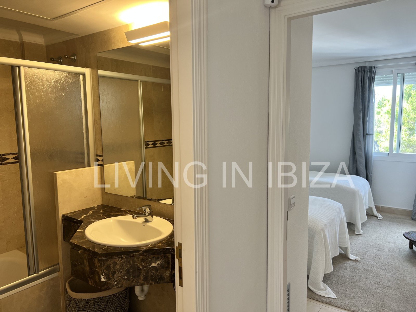 Wohnung zur verkaufen, mit Blick auf die Bucht von Cala Llenya, auf der Insel Ibiza. Modern möbliertes