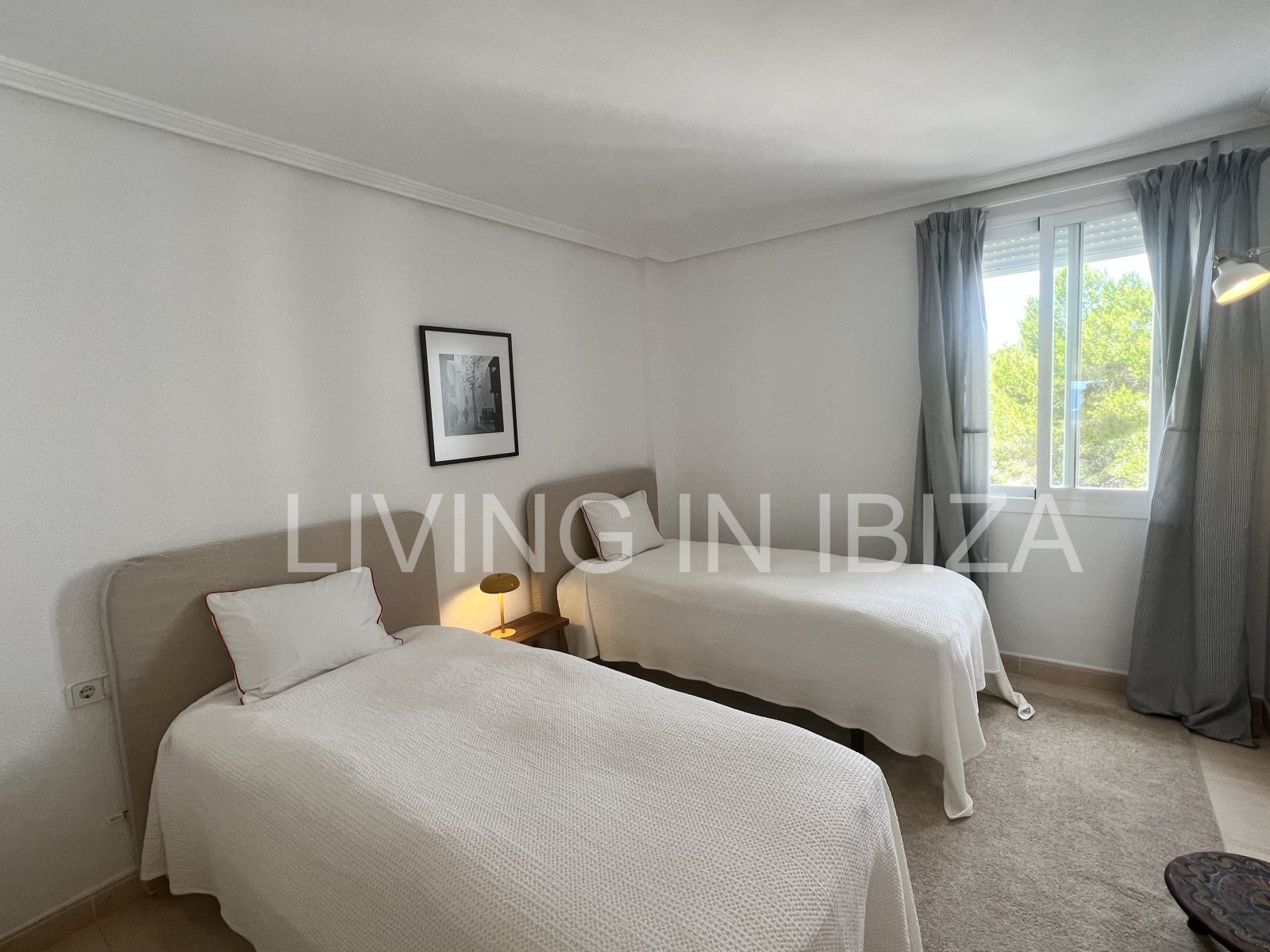 Wohnung zur verkaufen, mit Blick auf die Bucht von Cala Llenya, auf der Insel Ibiza. Modern möbliertes