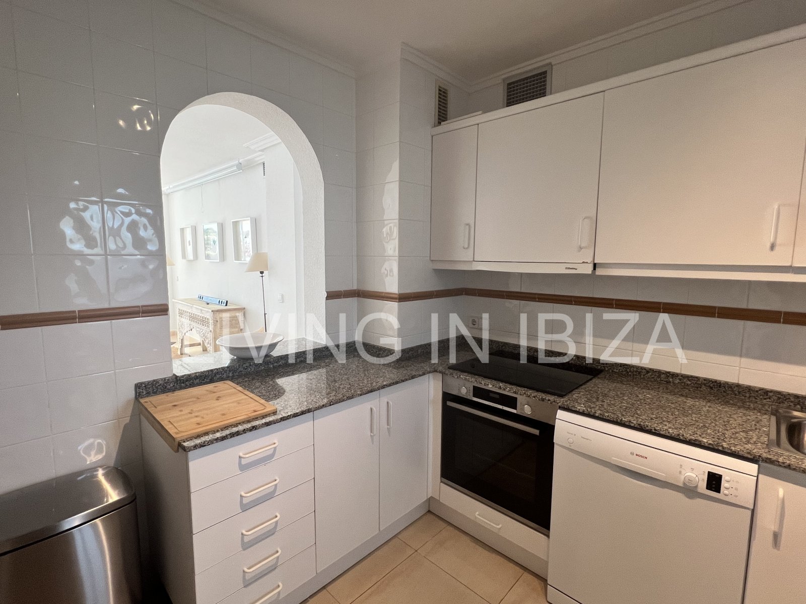 Wohnung zur verkaufen, mit Blick auf die Bucht von Cala Llenya, auf der Insel Ibiza. Modern möbliertes