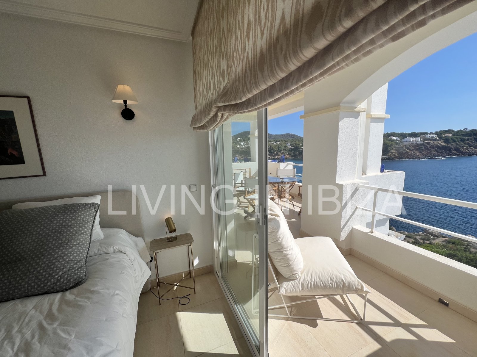 Wohnung zur verkaufen, mit Blick auf die Bucht von Cala Llenya, auf der Insel Ibiza. Modern möbliertes