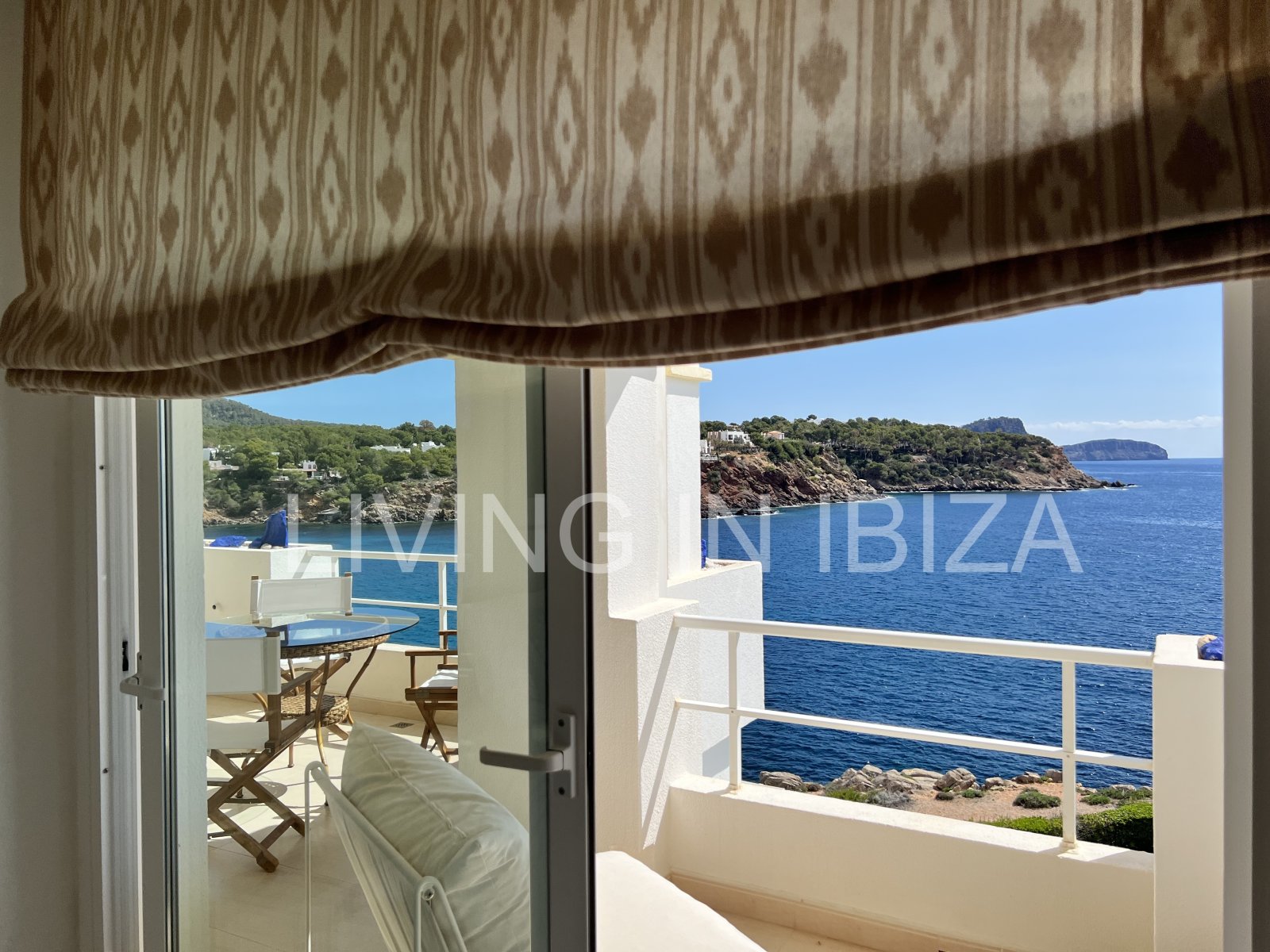 Wohnung zur verkaufen, mit Blick auf die Bucht von Cala Llenya, auf der Insel Ibiza. Modern möbliertes