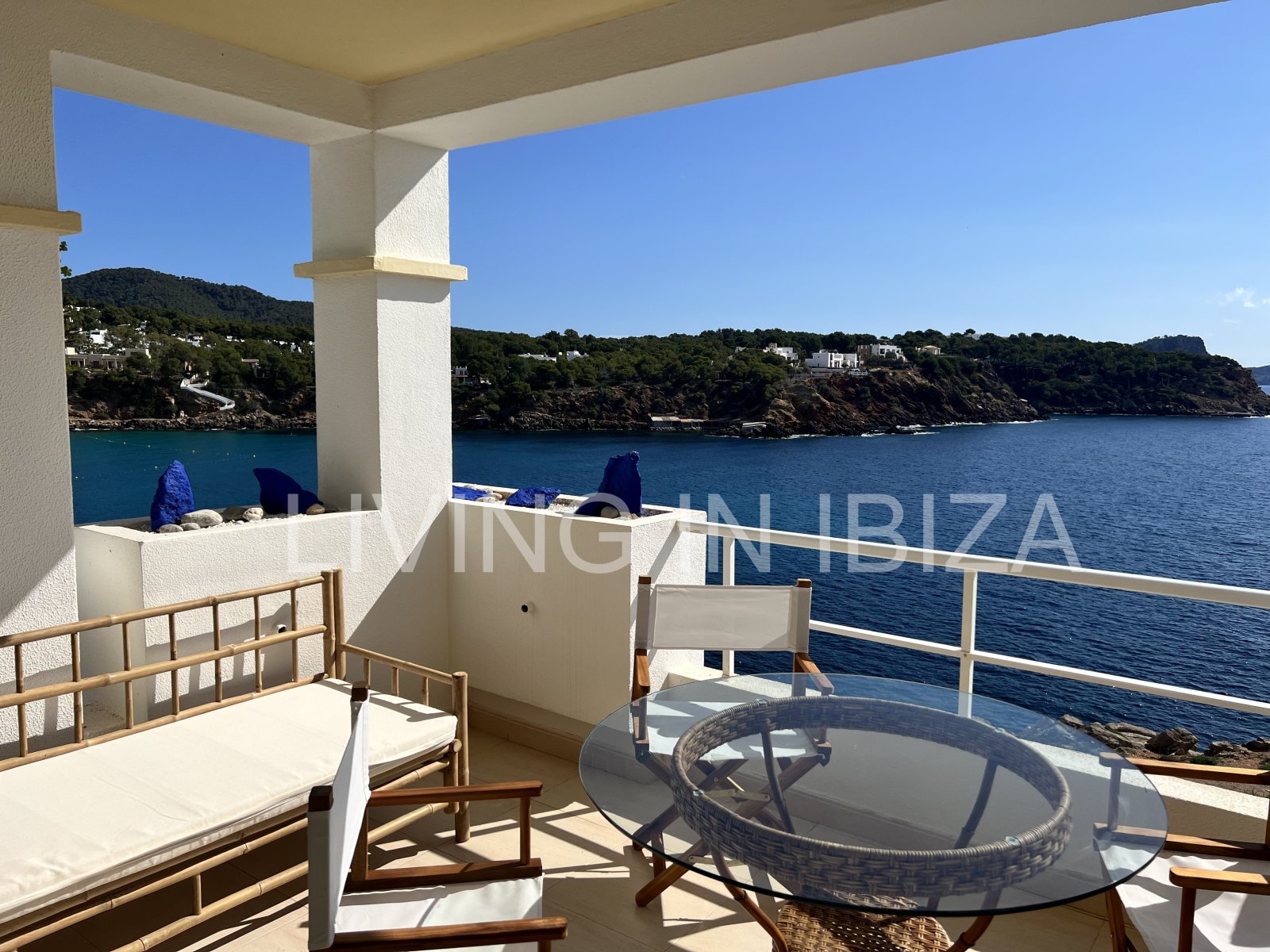 Wohnung zur verkaufen, mit Blick auf die Bucht von Cala Llenya, auf der Insel Ibiza. Modern möbliertes