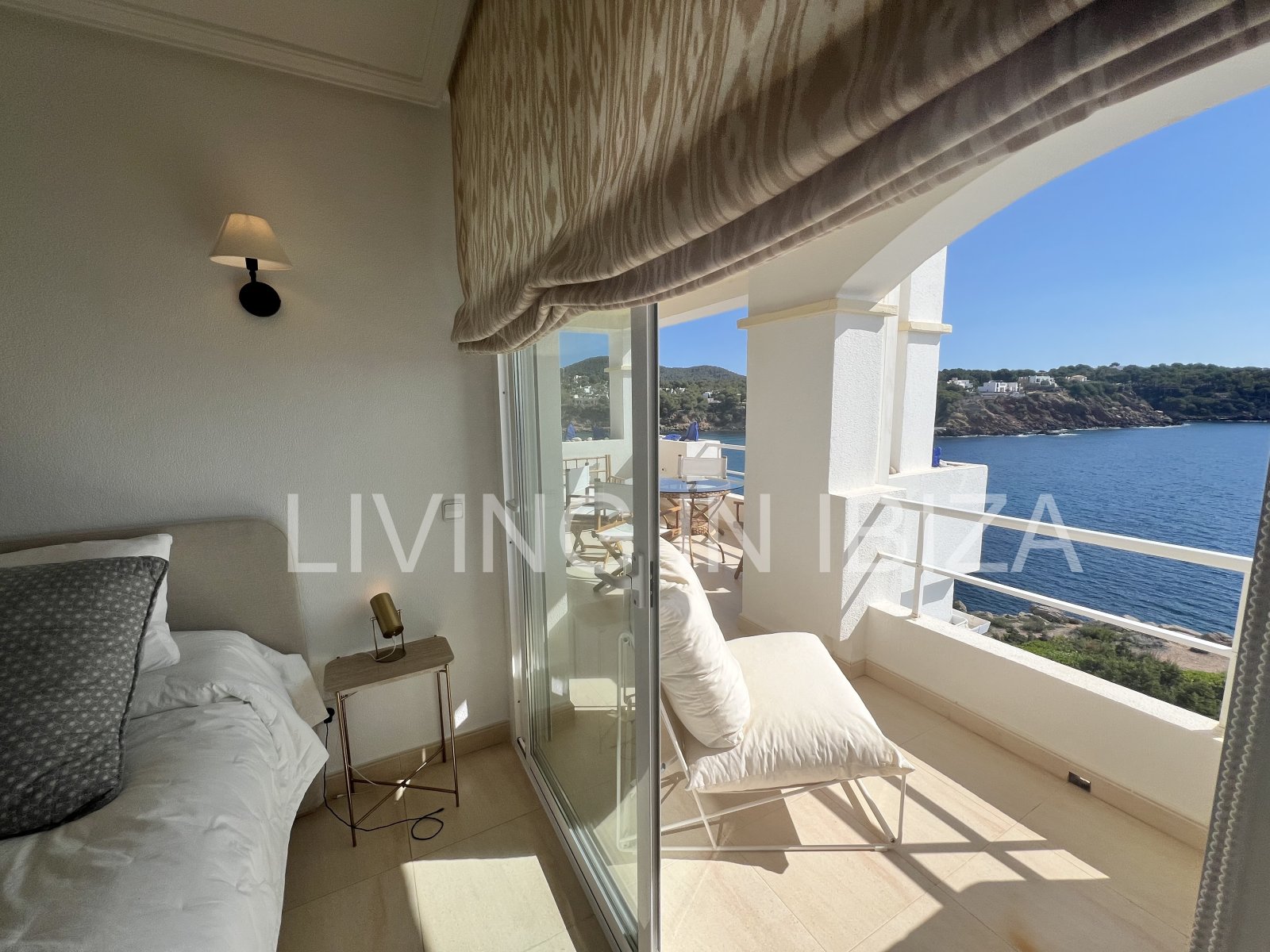 Wohnung zur verkaufen, mit Blick auf die Bucht von Cala Llenya, auf der Insel Ibiza. Modern möbliertes