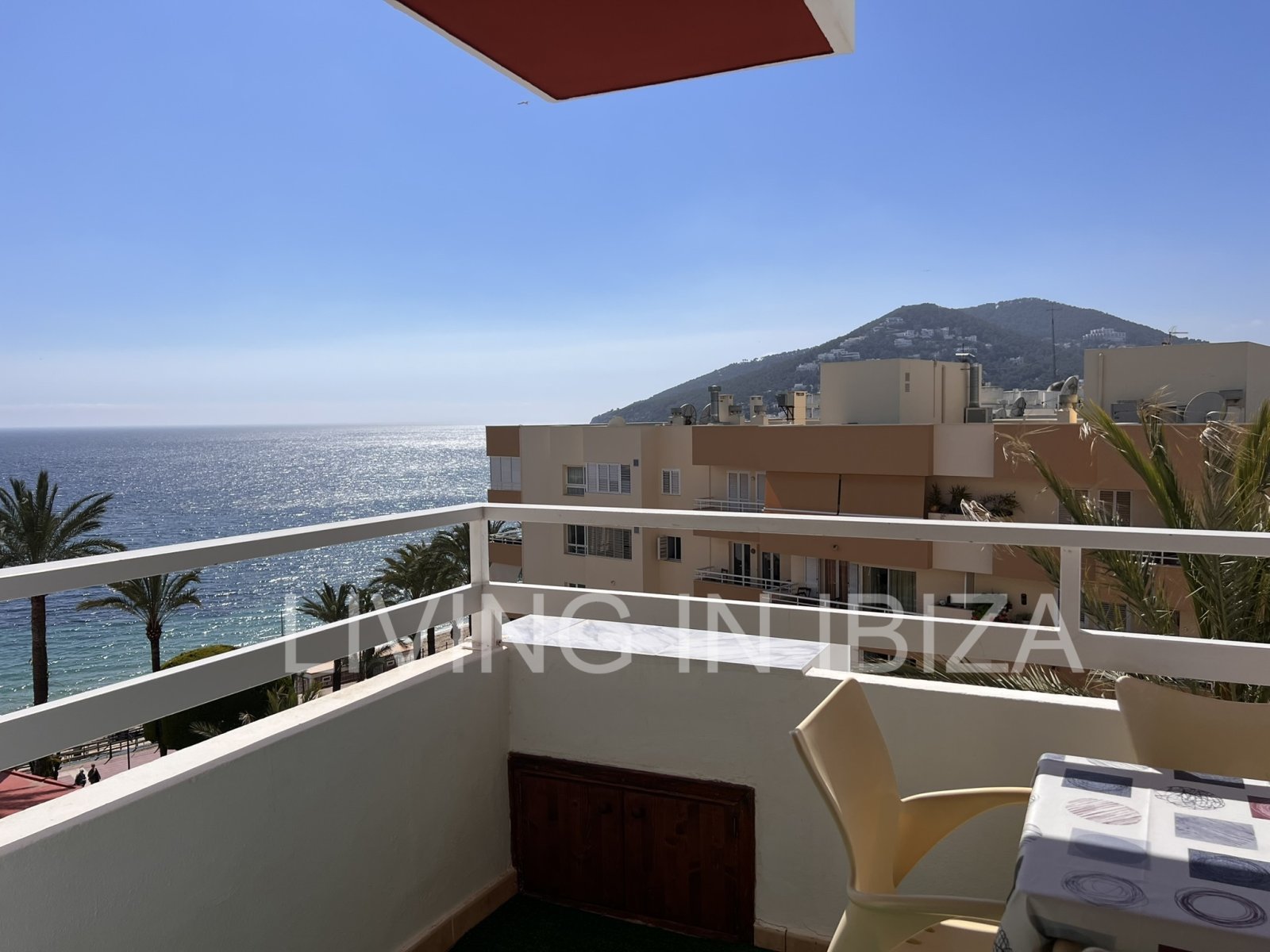 Jahresmiete. Die Wohnung mit Meerblick liegt nur 100 Meter von der Strandpromenade und dem Sandstrand von Santa Eulalia del Río entfernt. Ibiza