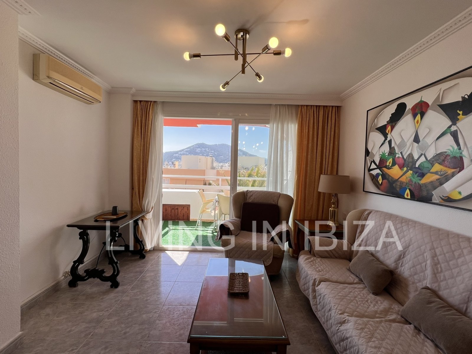 Jahresmiete. Die Wohnung mit Meerblick liegt nur 100 Meter von der Strandpromenade und dem Sandstrand von Santa Eulalia del Río entfernt. Ibiza