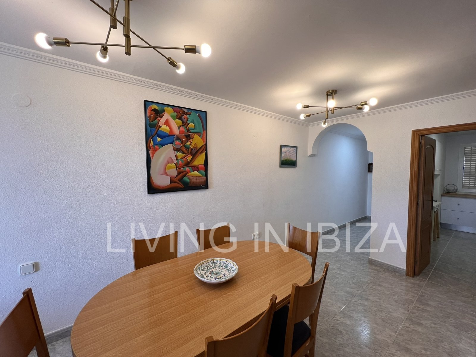 Jahresmiete. Die Wohnung mit Meerblick liegt nur 100 Meter von der Strandpromenade und dem Sandstrand von Santa Eulalia del Río entfernt. Ibiza