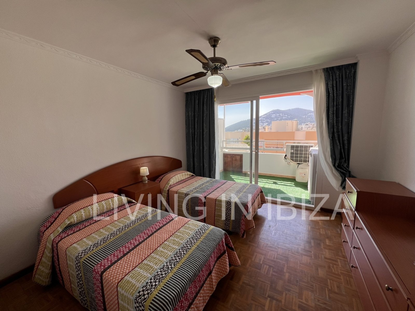 Jahresmiete. Die Wohnung mit Meerblick liegt nur 100 Meter von der Strandpromenade und dem Sandstrand von Santa Eulalia del Río entfernt. Ibiza