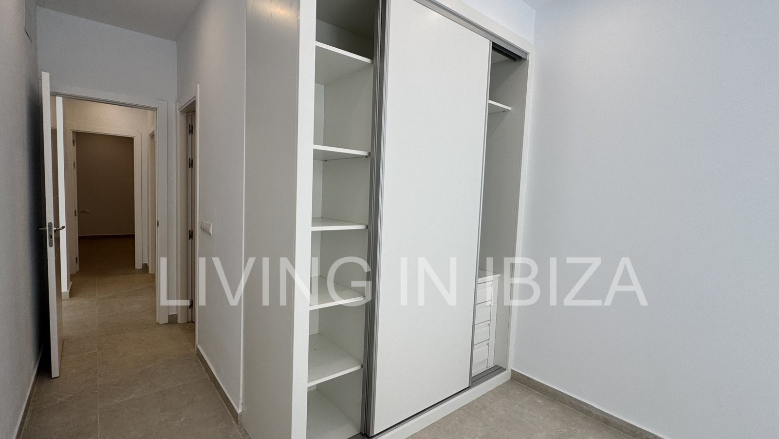 Jahresmiete. Ab dem 1. November. Es handelt sich um eine attraktive, moderne und komplett renovierte Wohnung ohne Möbel in Santa Eulalia auf Ibiza.