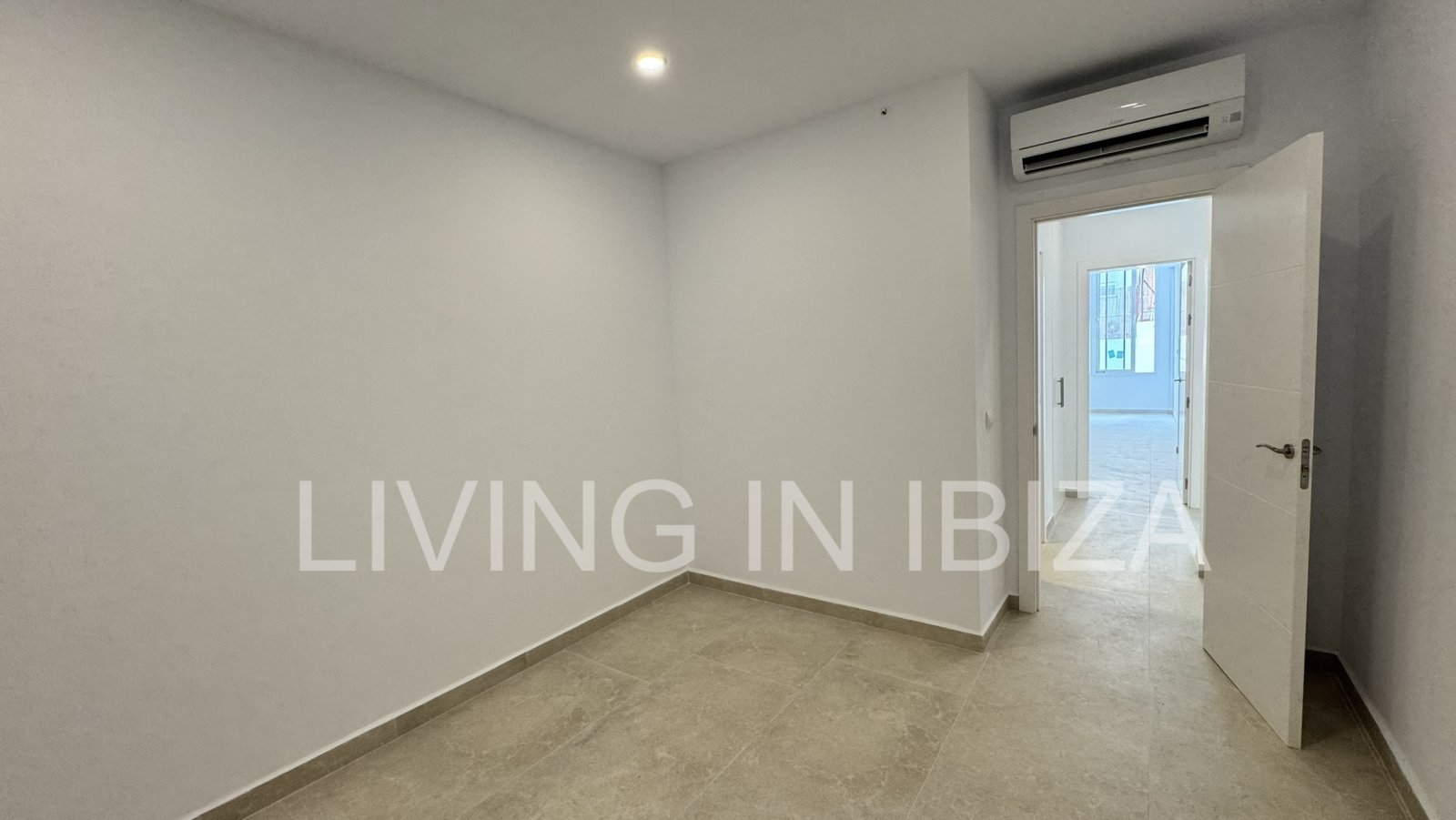 Jahresmiete. Ab dem 1. November. Es handelt sich um eine attraktive, moderne und komplett renovierte Wohnung ohne Möbel in Santa Eulalia auf Ibiza.