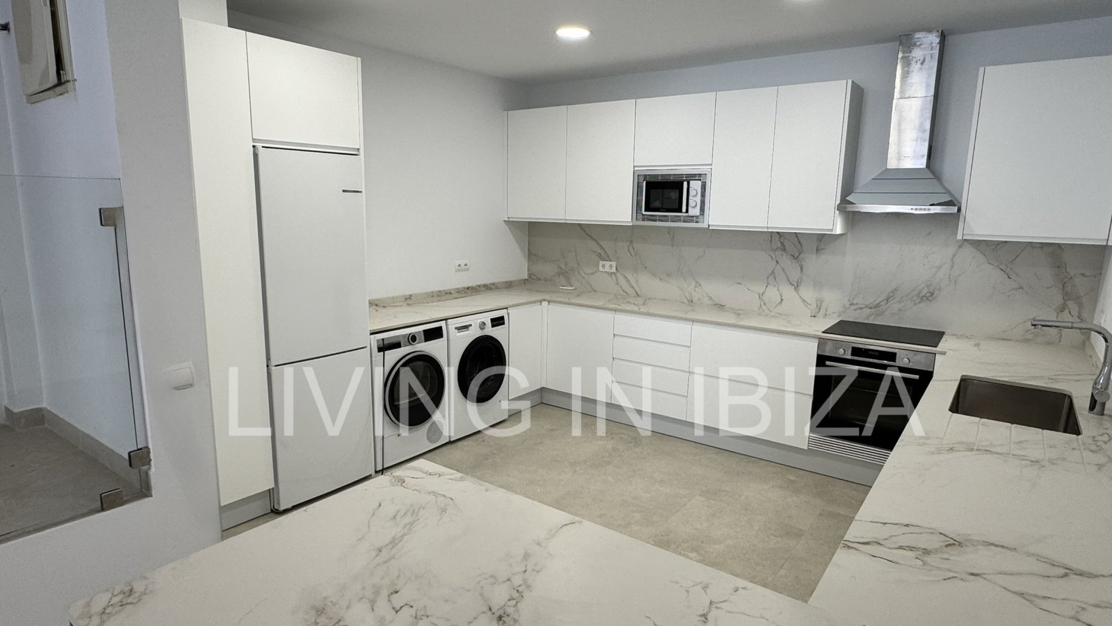 Jahresmiete. Ab dem 1. November. Es handelt sich um eine attraktive, moderne und komplett renovierte Wohnung ohne Möbel in Santa Eulalia auf Ibiza.