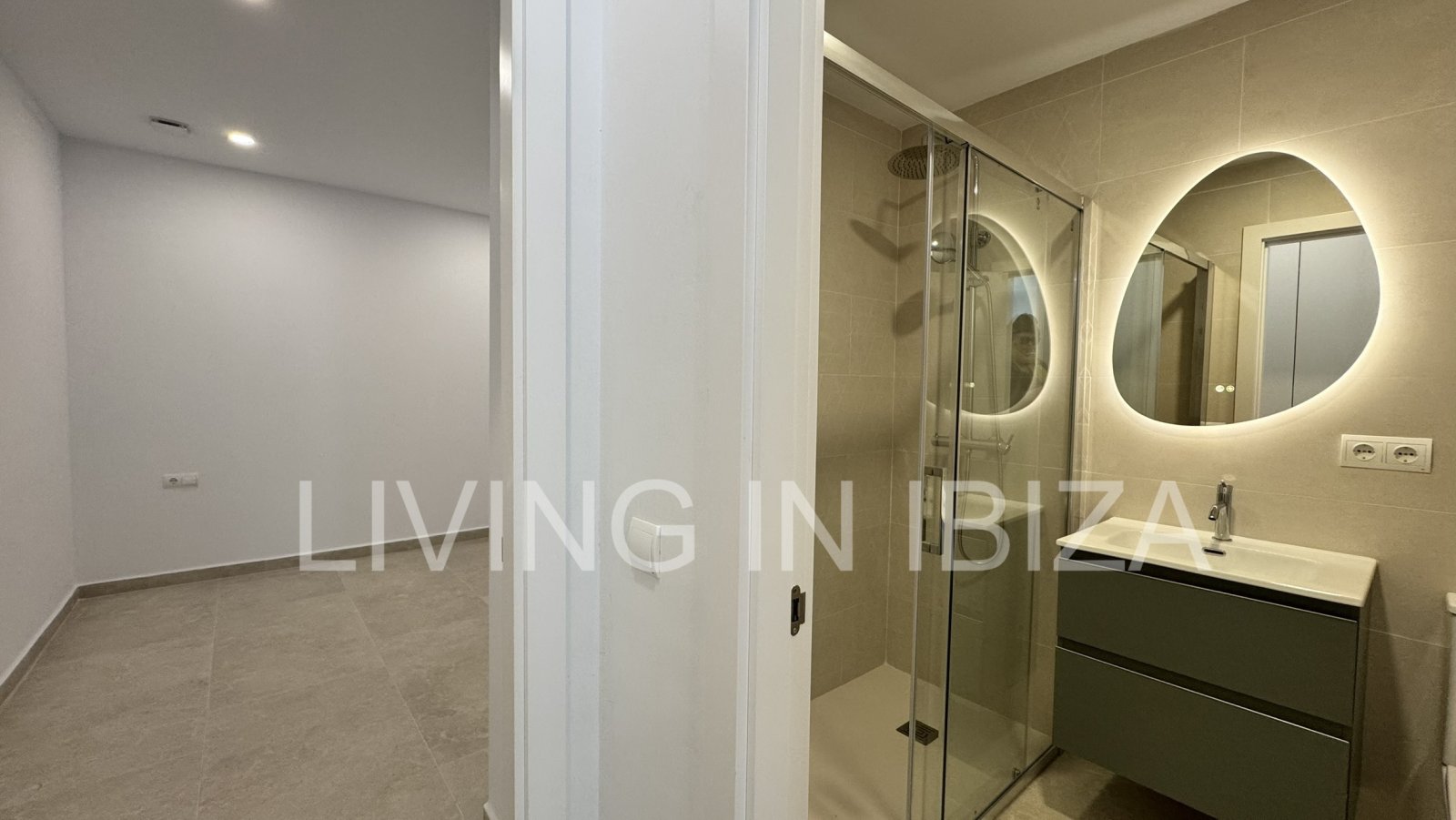 Jahresmiete. Ab dem 1. November. Es handelt sich um eine attraktive, moderne und komplett renovierte Wohnung ohne Möbel in Santa Eulalia auf Ibiza.