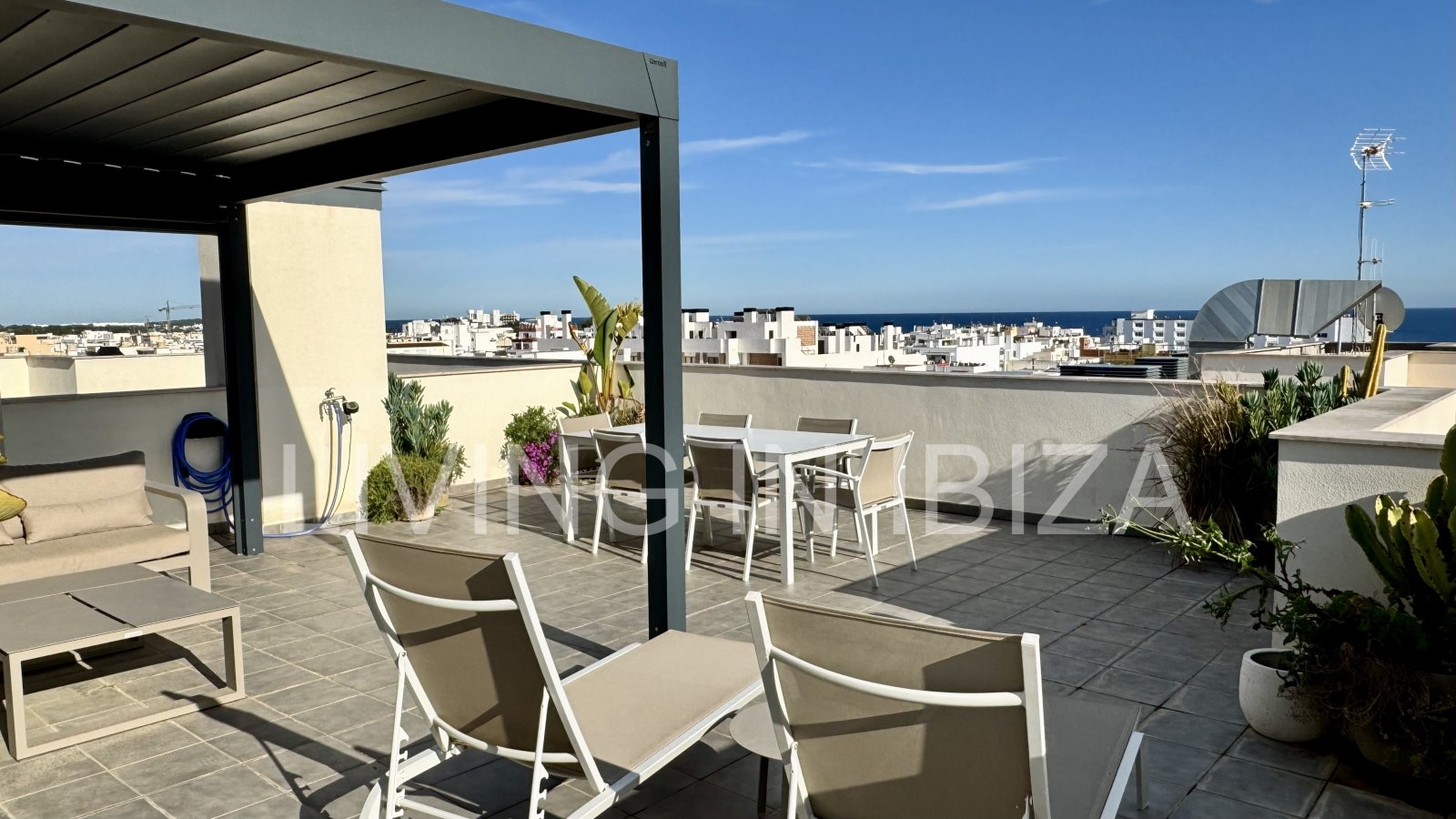 FORMENTERA VIEWS – Exklusives Design-Penthouse mit Meerblick in Ibiza, in einer luxuriösen Wohnanlage in der Stadt Santa Eulalia del Rio