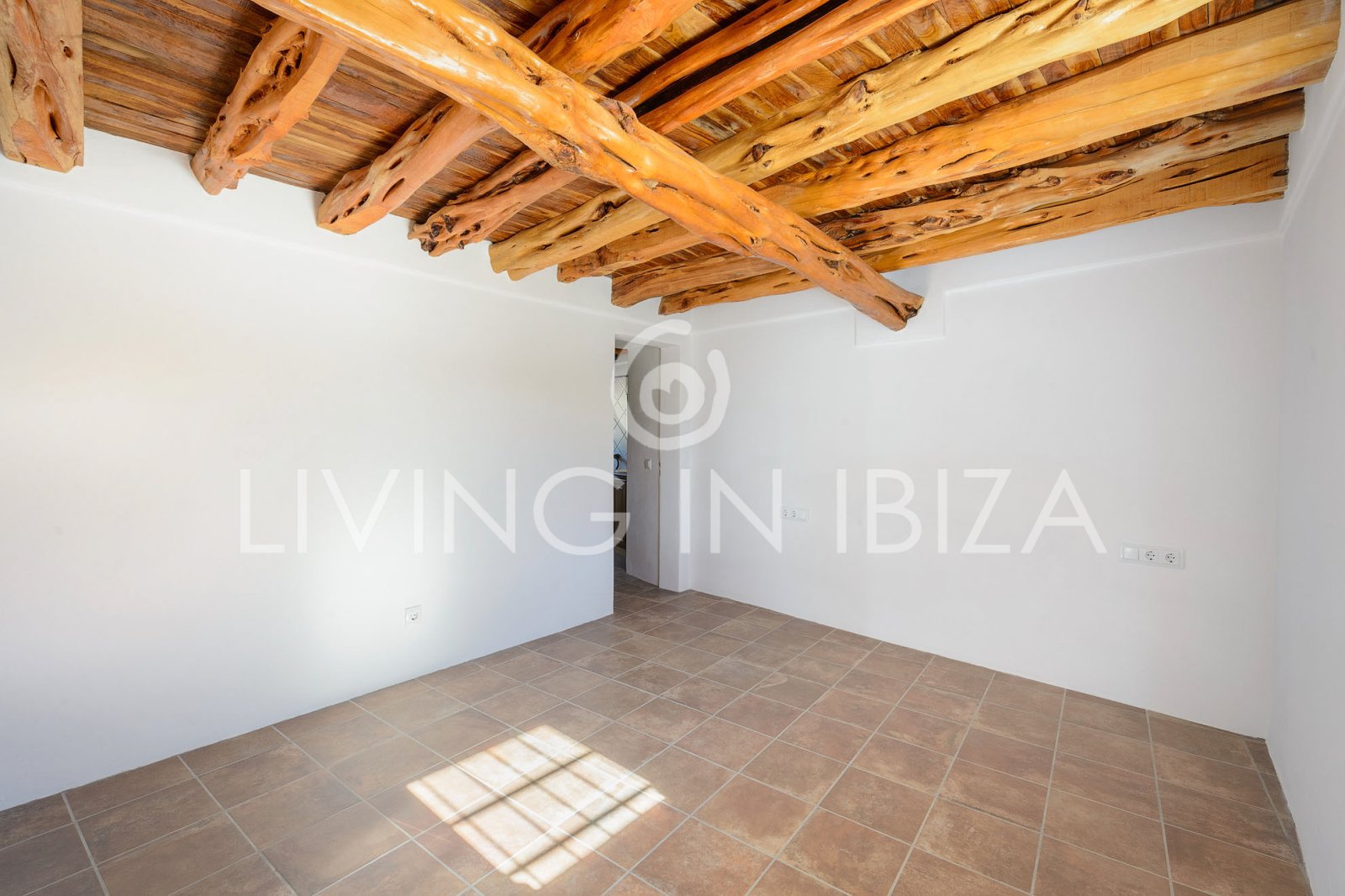 Langfristige Vermietung: Einzigartige ibizenkische Finca, vollständig renoviert, unmöbliert, mit beheizbarem Pool und Gästelounge in San Juan, Ibiza