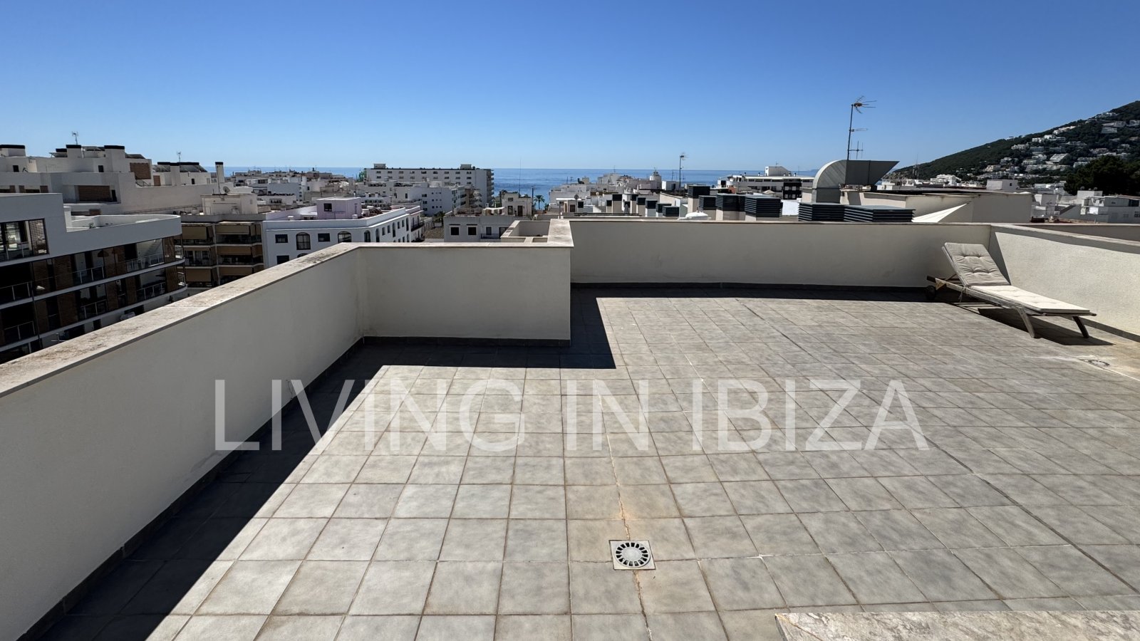 Exklusives Penthouse (Erstbezug 2022) mit privater Dachterrasse, offenem Weitblick bis zum Meer und nach Formentera, nur etwa 300 Meter vom Strand  