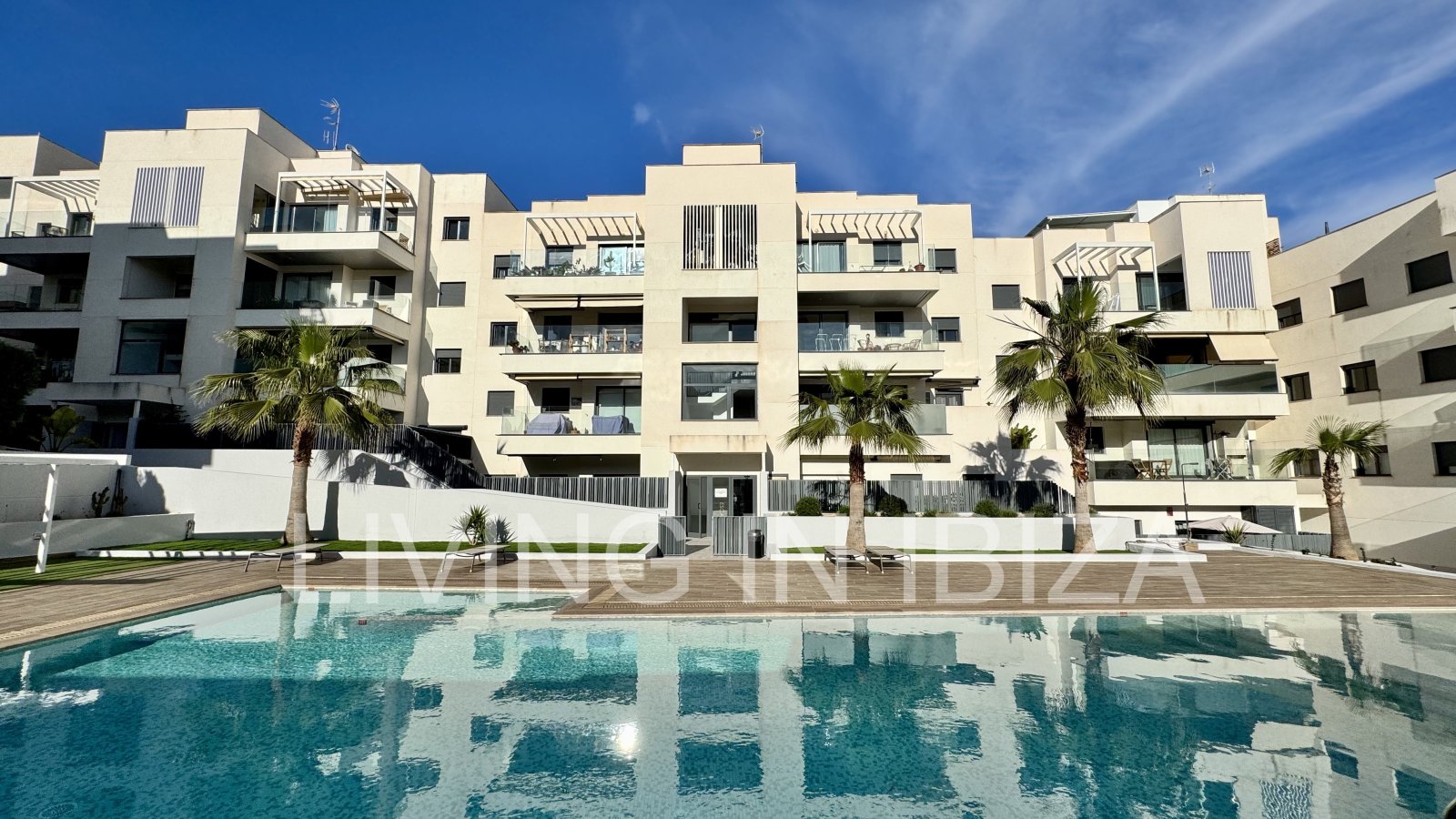 Modernes Penthaus zum Verkauf mit privater Dachterrasse, Weitblick bis zum Meer, Gemeinschaftspool, Stellplatz, Abstellraum in Santa Eulalia, Ibiza 