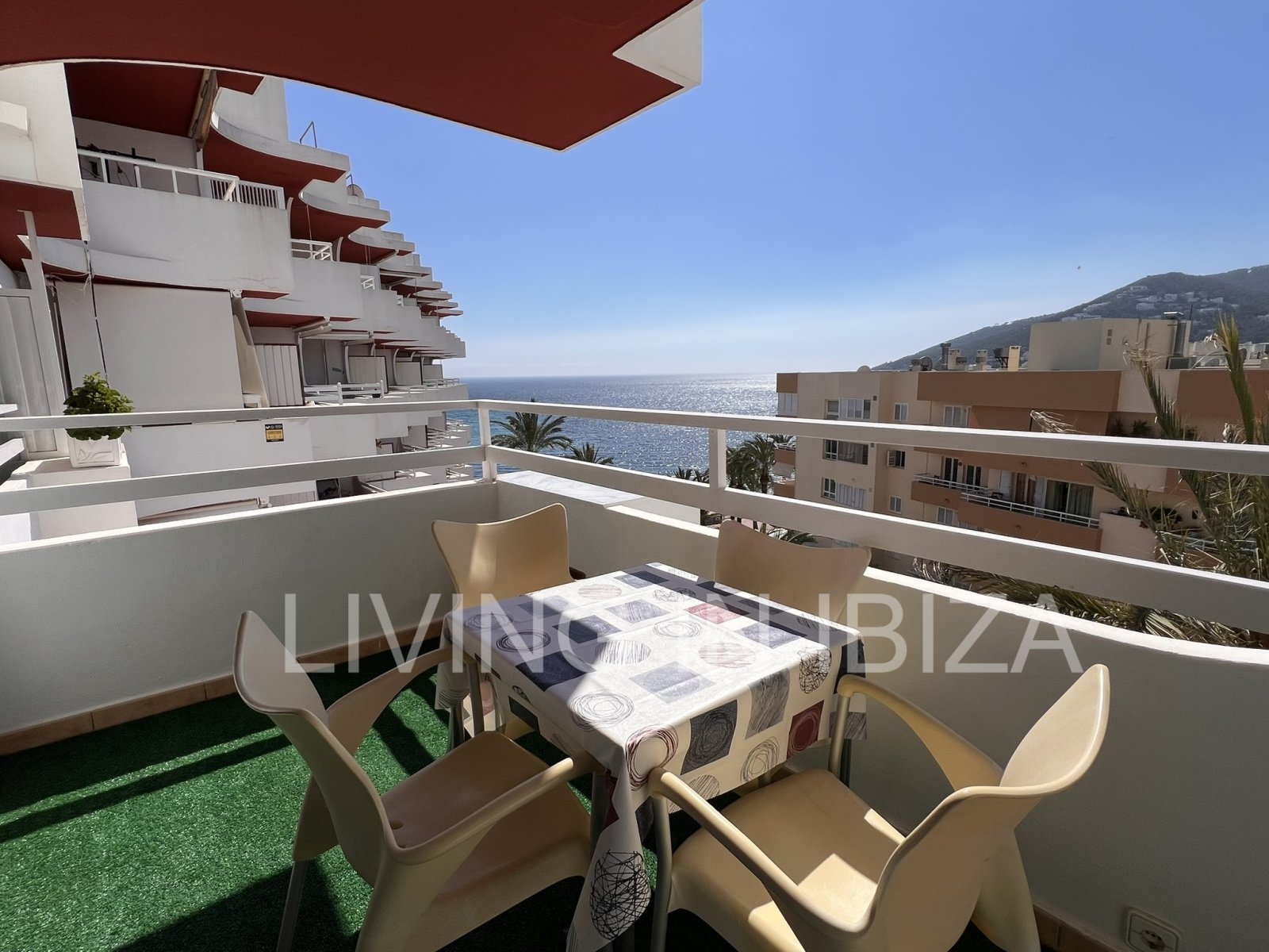 Kurzzeitvermietung. August und September. Wohnung mit Meerblick, 100 Meter von der Strandpromenade und dem Sandstrand von Santa Eulalia del Río entfer