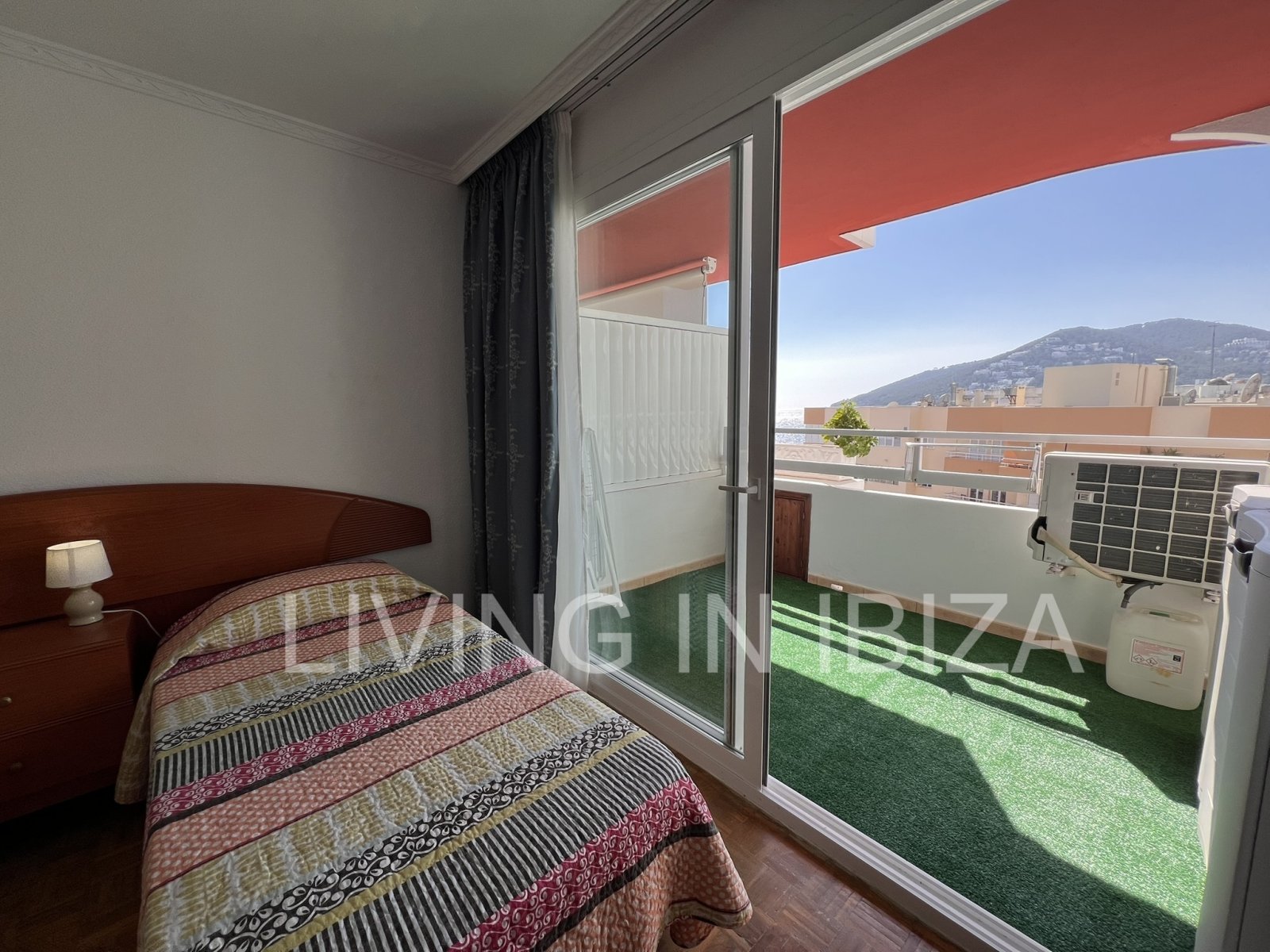 Kurzzeitvermietung. August und September. Wohnung mit Meerblick, 100 Meter von der Strandpromenade und dem Sandstrand von Santa Eulalia del Río entfer