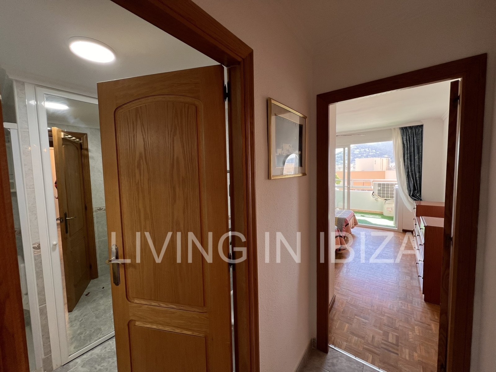 Kurzzeitvermietung. August und September. Wohnung mit Meerblick, 100 Meter von der Strandpromenade und dem Sandstrand von Santa Eulalia del Río entfer