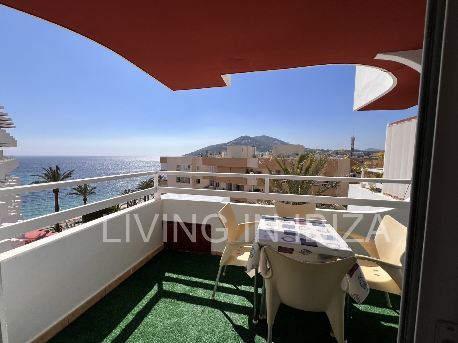 Kurzzeitvermietung. August und September. Wohnung mit Meerblick, 100 Meter von der Strandpromenade und dem Sandstrand von Santa Eulalia del Río entfer
