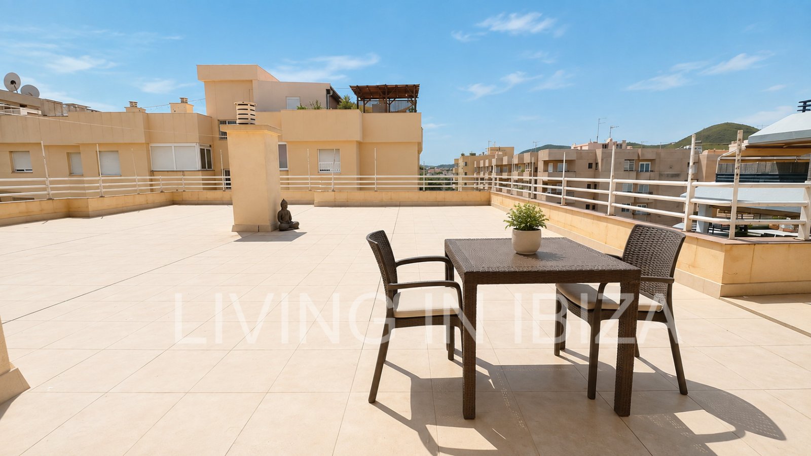 JAHRESMIETE/langfristiger Vertrag, renoviertes Penthouse von ca. 148 m2 in Ibiza. Von der Terrasse hat man einen. Blick auf Dalt Vila von der Terrasse JAHRESMIETE/langfristiger Vertrag, renoviertes Penthouse von ca. 148 m2 in Ibiza. Von der Terrasse hat man einen. Blick auf Dalt Vila von der Terrasse