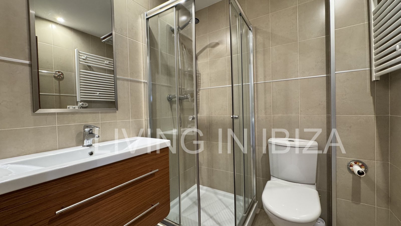Penthouse zum Verkauf in Santa Eulalia del Río, Ibiza – 100 m² Terrassenflächen, private Dachterrasse, Jacuzzi und großer Gemeinschaftspool