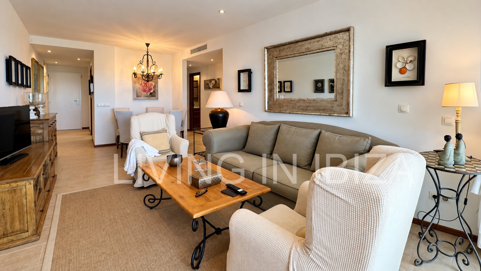 Penthouse zum Verkauf in Santa Eulalia del Río, Ibiza – 100 m² Terrassenflächen, private Dachterrasse, Jacuzzi und großer Gemeinschaftspool
