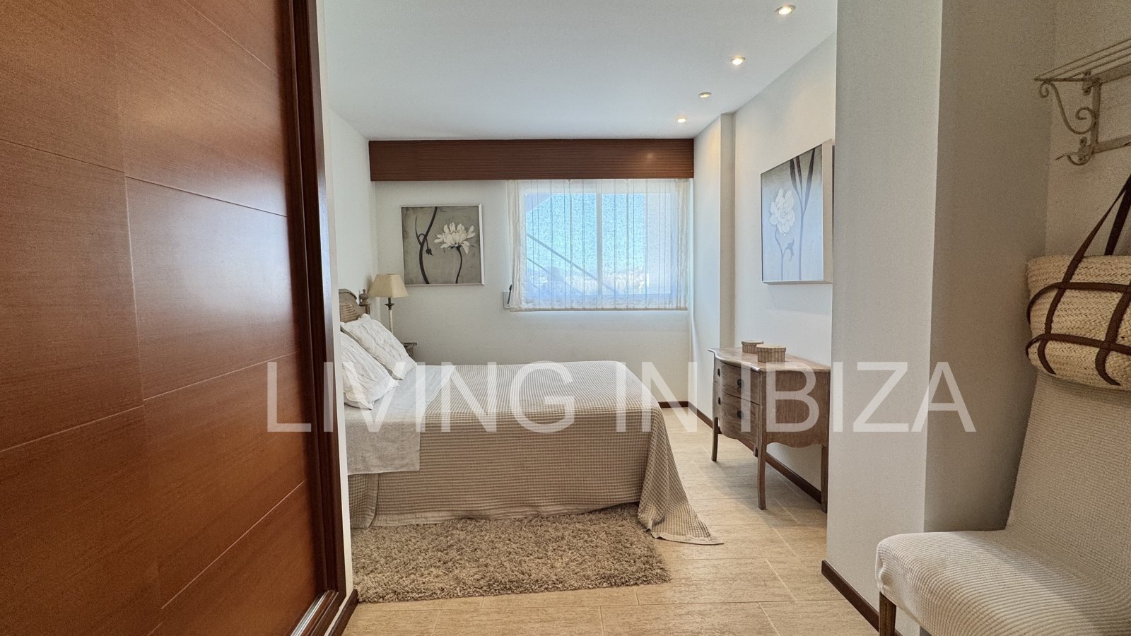 Penthouse zum Verkauf in Santa Eulalia del Río, Ibiza – 100 m² Terrassenflächen, private Dachterrasse, Jacuzzi und großer Gemeinschaftspool
