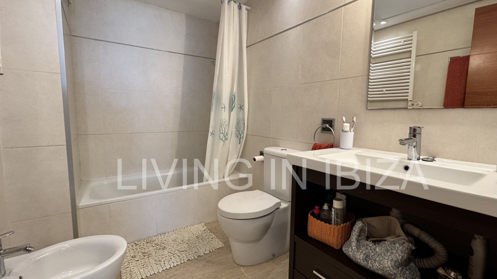 Penthouse zum Verkauf in Santa Eulalia del Río, Ibiza – 100 m² Terrassenflächen, private Dachterrasse, Jacuzzi und großer Gemeinschaftspool