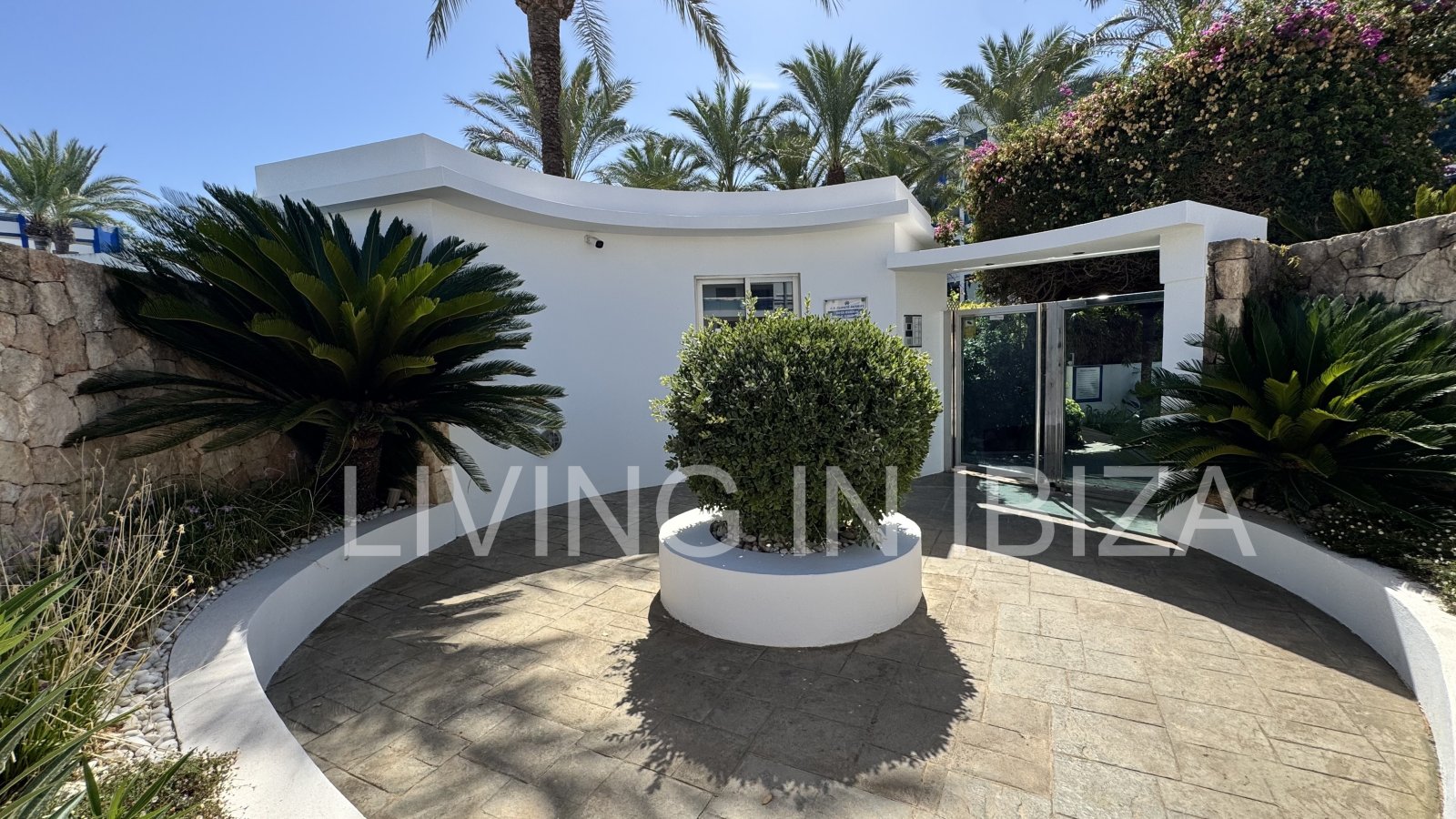 Penthouse zum Verkauf in Santa Eulalia del Río, Ibiza – 100 m² Terrassenflächen, private Dachterrasse, Jacuzzi und großer Gemeinschaftspool