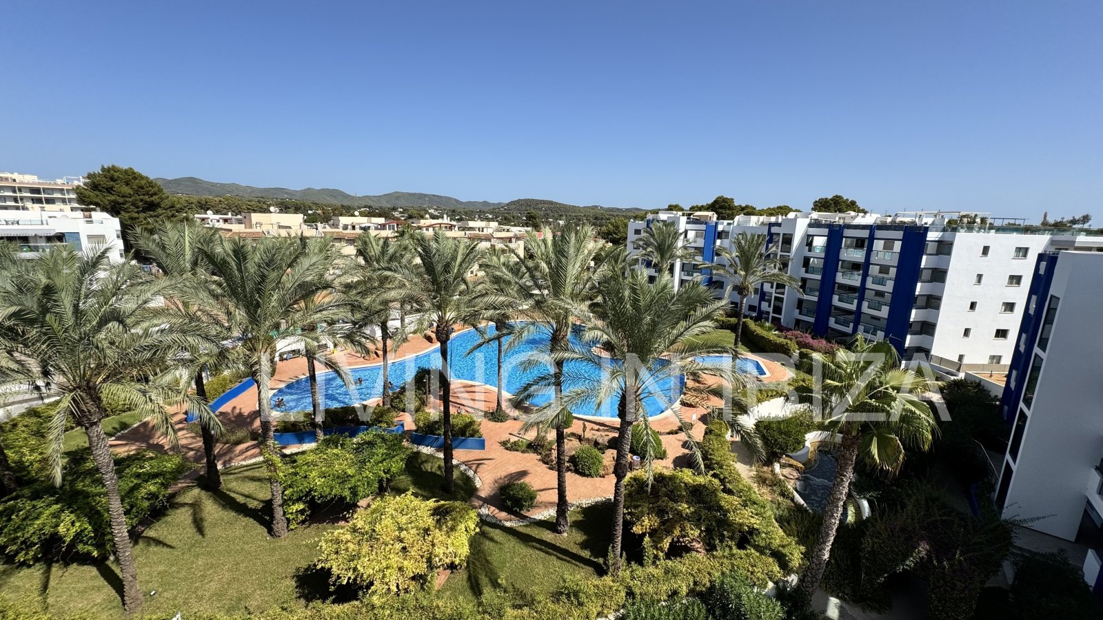 Penthouse zum Verkauf in Santa Eulalia del Río, Ibiza – 100 m² Terrassenflächen, private Dachterrasse, Jacuzzi und großer Gemeinschaftspool