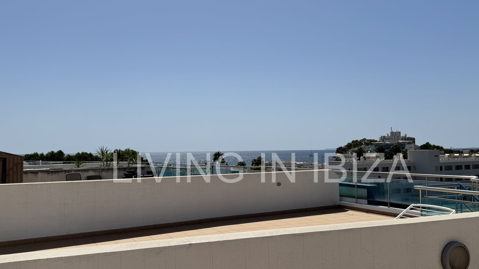 Penthouse zum Verkauf in Santa Eulalia del Río, Ibiza – 100 m² Terrassenflächen, private Dachterrasse, Jacuzzi und großer Gemeinschaftspool