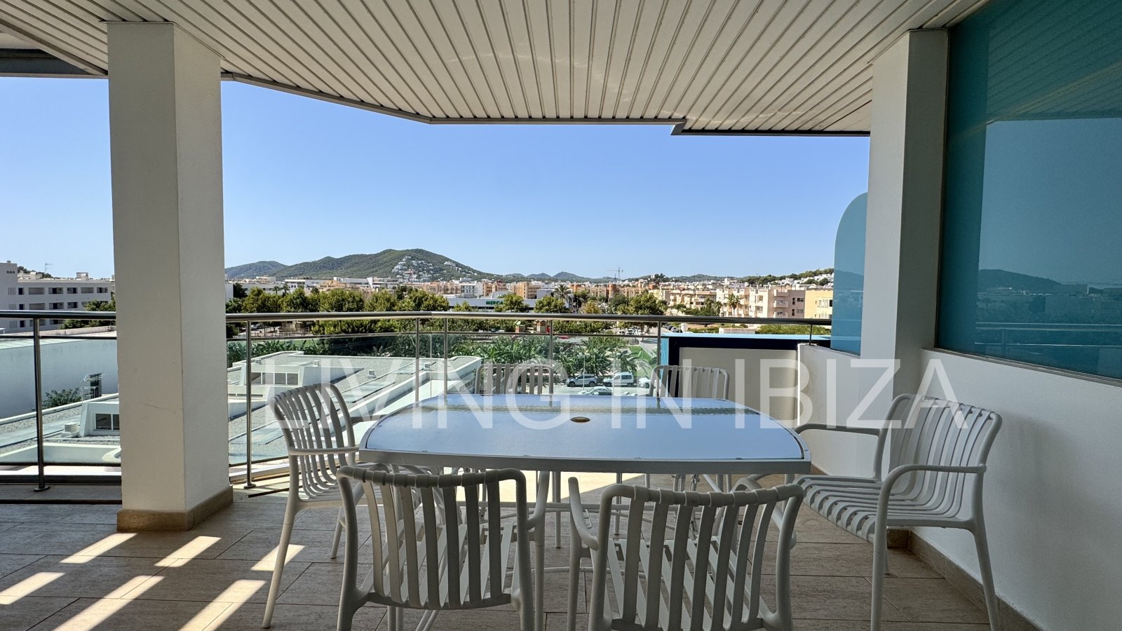 Penthouse zum Verkauf in Santa Eulalia del Río, Ibiza – 100 m² Terrassenflächen, private Dachterrasse, Jacuzzi und großer Gemeinschaftspool