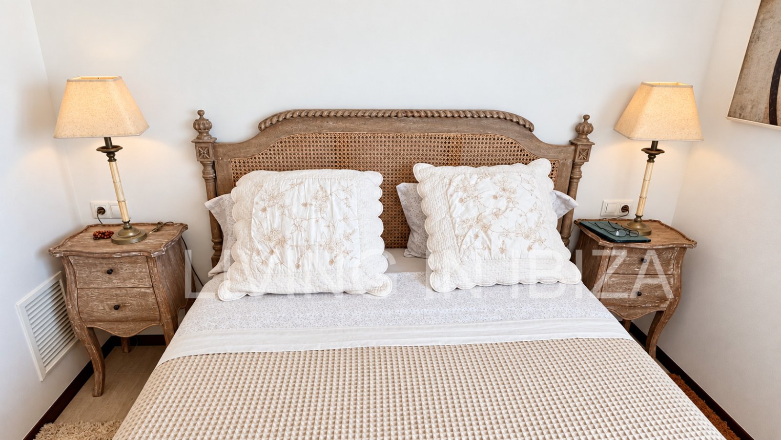 Penthouse zum Verkauf in Santa Eulalia del Río, Ibiza – 100 m² Terrassenflächen, private Dachterrasse, Jacuzzi und großer Gemeinschaftspool