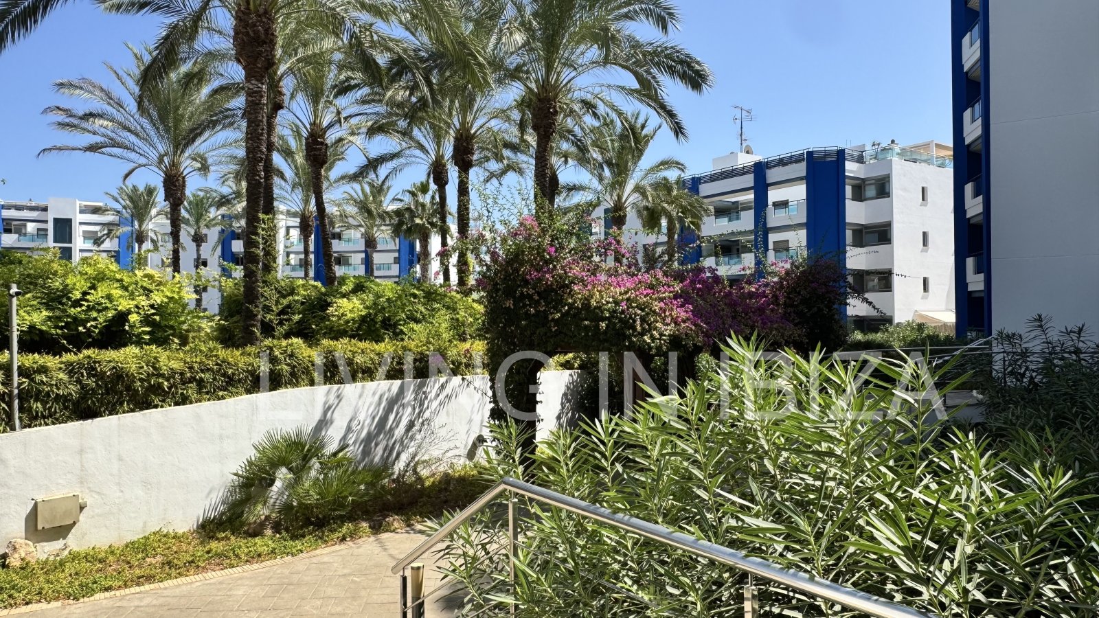 Penthouse zum Verkauf in Santa Eulalia del Río, Ibiza – 100 m² Terrassenflächen, private Dachterrasse, Jacuzzi und großer Gemeinschaftspool