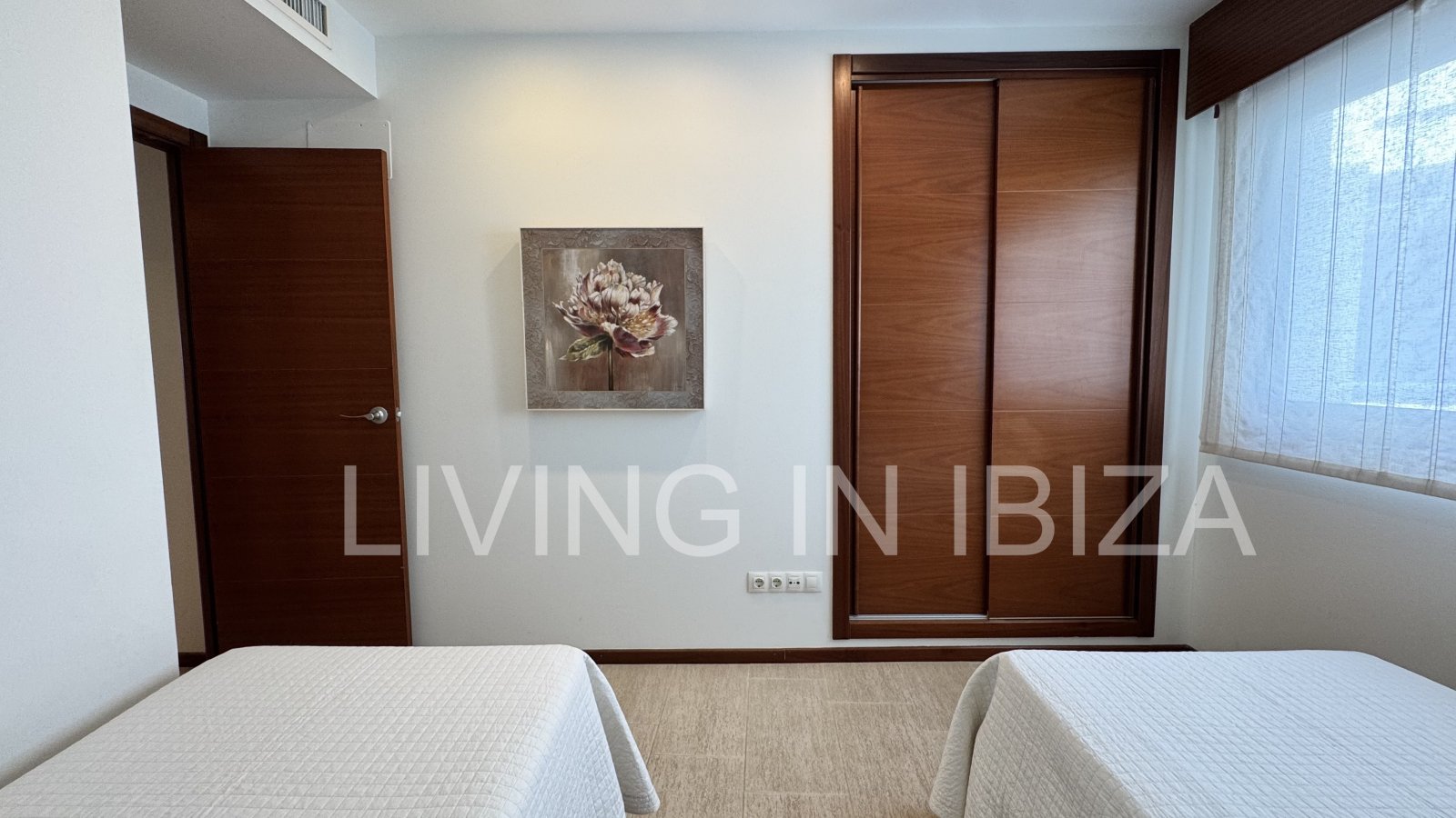 Penthouse zum Verkauf in Santa Eulalia del Río, Ibiza – 100 m² Terrassenflächen, private Dachterrasse, Jacuzzi und großer Gemeinschaftspool