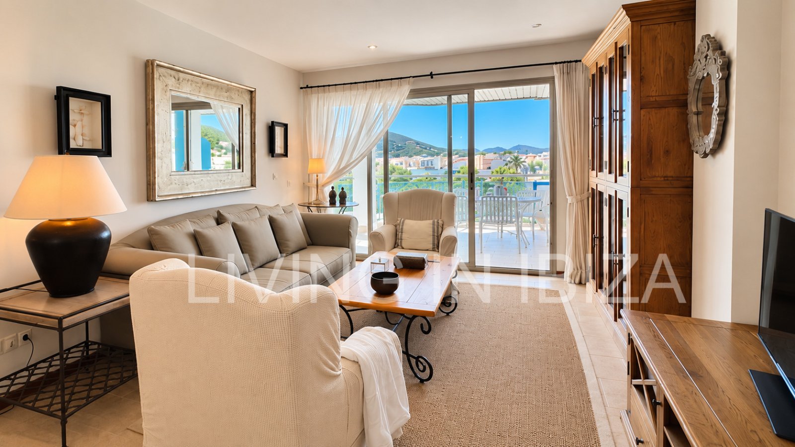 Penthouse zum Verkauf in Santa Eulalia del Río, Ibiza – 100 m² Terrassenflächen, private Dachterrasse, Jacuzzi und großer Gemeinschaftspool