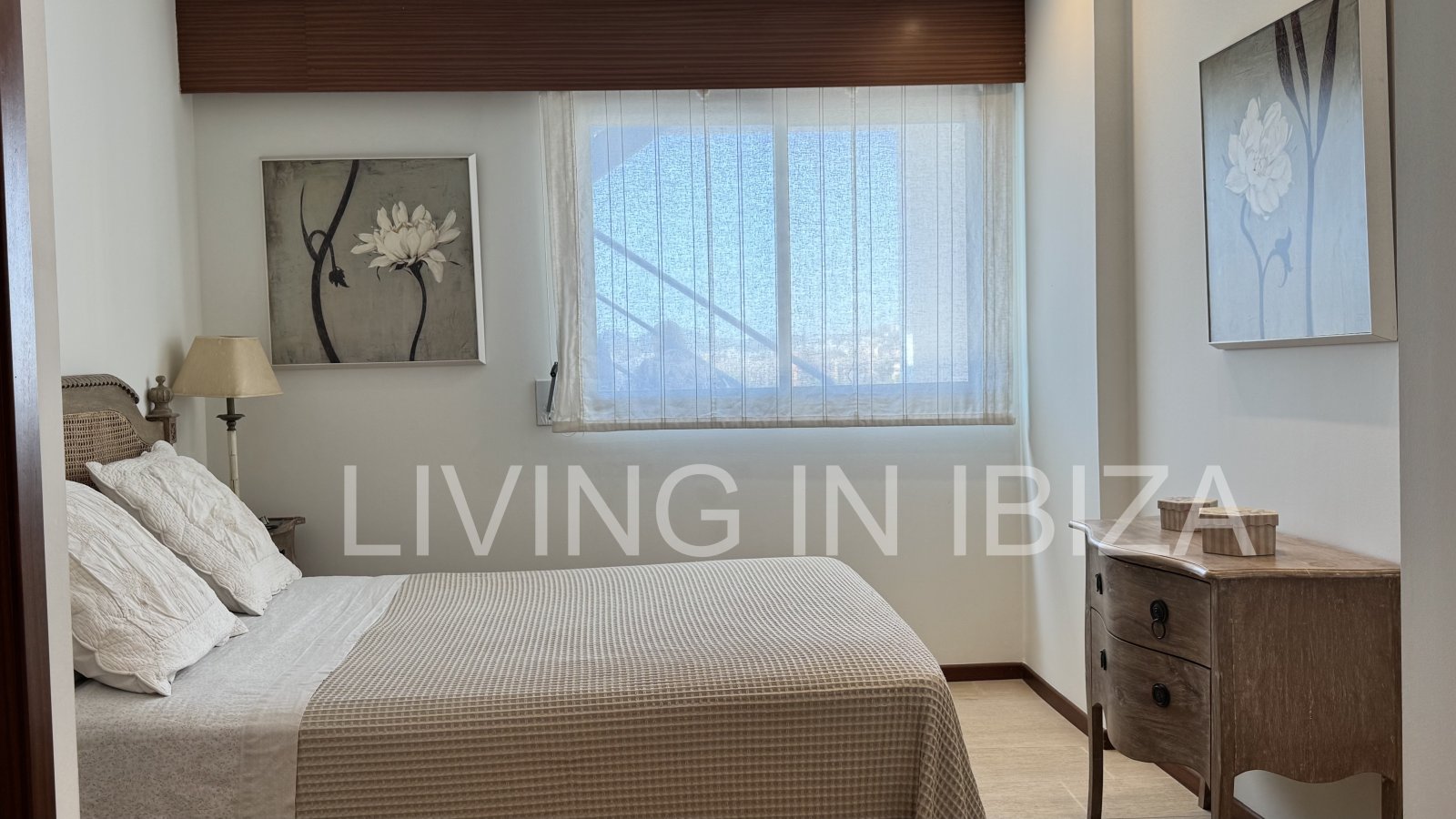 Penthouse zum Verkauf in Santa Eulalia del Río, Ibiza – 100 m² Terrassenflächen, private Dachterrasse, Jacuzzi und großer Gemeinschaftspool