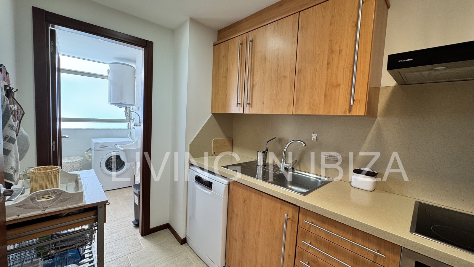 Penthouse zum Verkauf in Santa Eulalia del Río, Ibiza – 100 m² Terrassenflächen, private Dachterrasse, Jacuzzi und großer Gemeinschaftspool