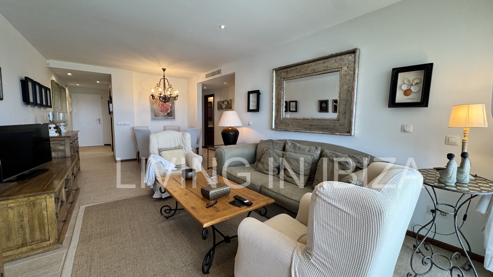 Penthouse zum Verkauf in Santa Eulalia del Río, Ibiza – 100 m² Terrassenflächen, private Dachterrasse, Jacuzzi und großer Gemeinschaftspool