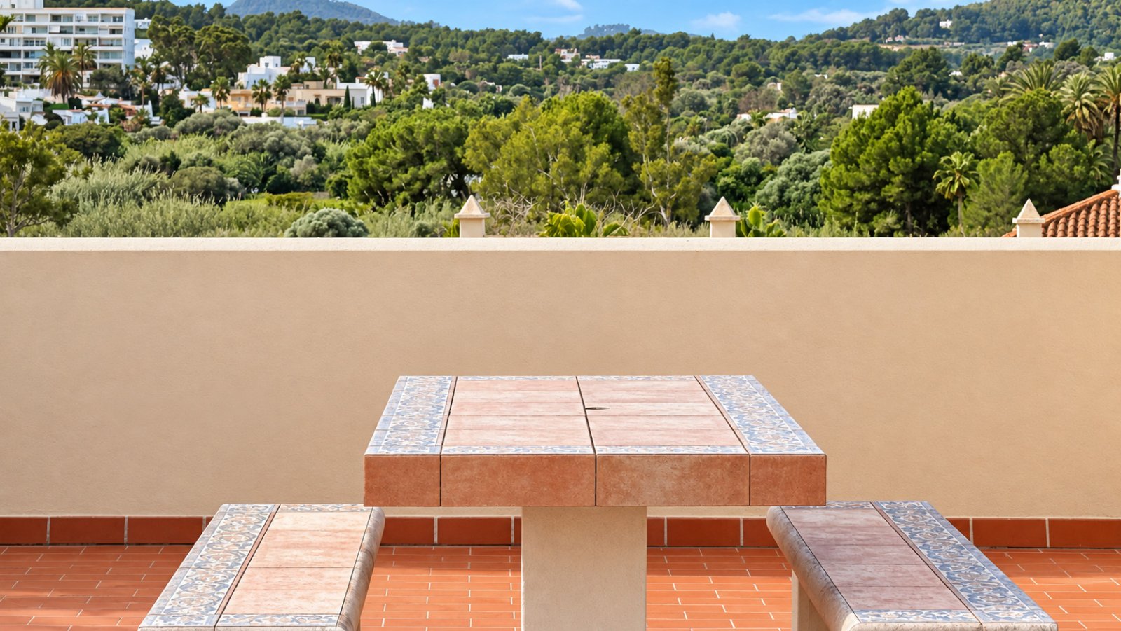 Zu verkaufen: Helles Penthouse mit zwei Terrassen und 360-Grad-Ausblick im Zentrum von Santa Eulalia del Río auf Ibiza. Optional 1 / 2 Parkplätze