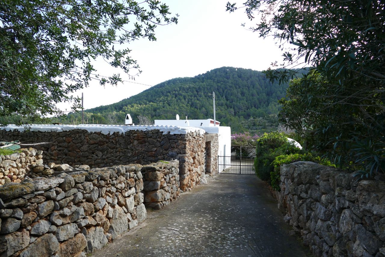 ANNUAL / LONG TERM RENTAL. MINIMUM ONE YEAR: Traditional, classic finca in San Vicente, Ibiza, located in the countryside, in an idyllic setting. 