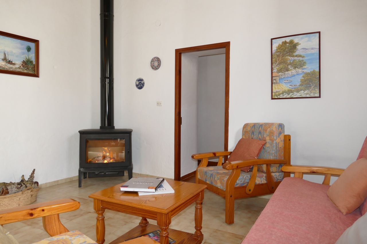 ANNUAL / LONG TERM RENTAL. MINIMUM ONE YEAR: Traditional, classic finca in San Vicente, Ibiza, located in the countryside, in an idyllic setting. 