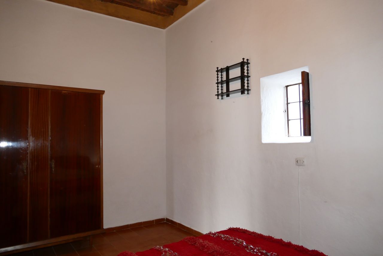 ANNUAL / LONG TERM RENTAL. MINIMUM ONE YEAR: Traditional, classic finca in San Vicente, Ibiza, located in the countryside, in an idyllic setting. 