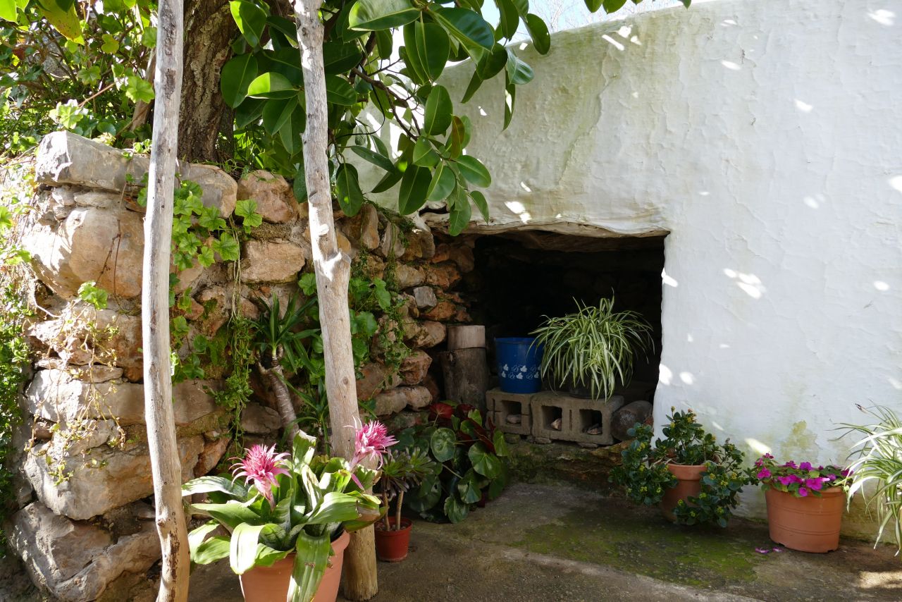 ANNUAL / LONG TERM RENTAL. MINIMUM ONE YEAR: Traditional, classic finca in San Vicente, Ibiza, located in the countryside, in an idyllic setting. 