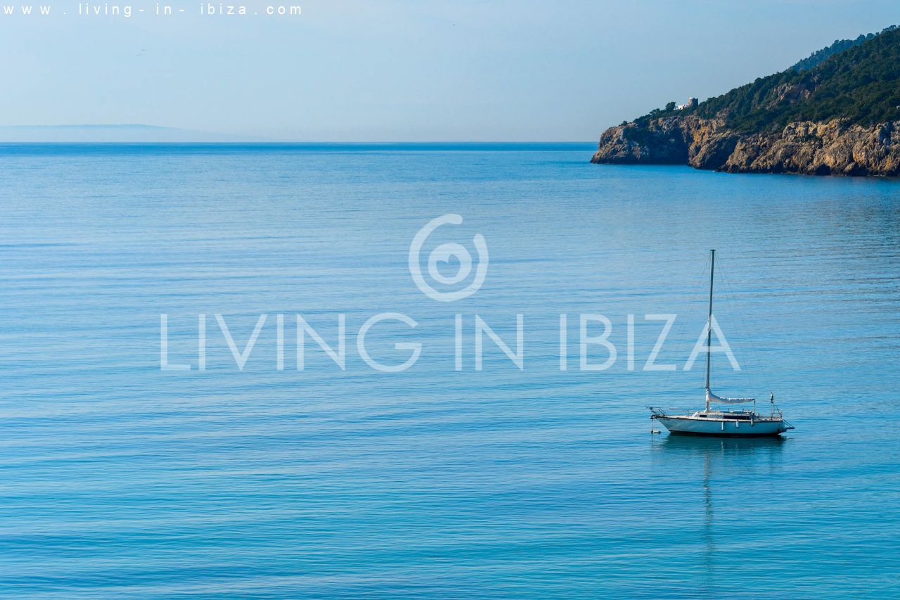 Temporary rental / seasonal contract, from 1st May to 31st October. Cosy seafront flat with parking on the seafront promenade of Santa Eulalia, Ibiza