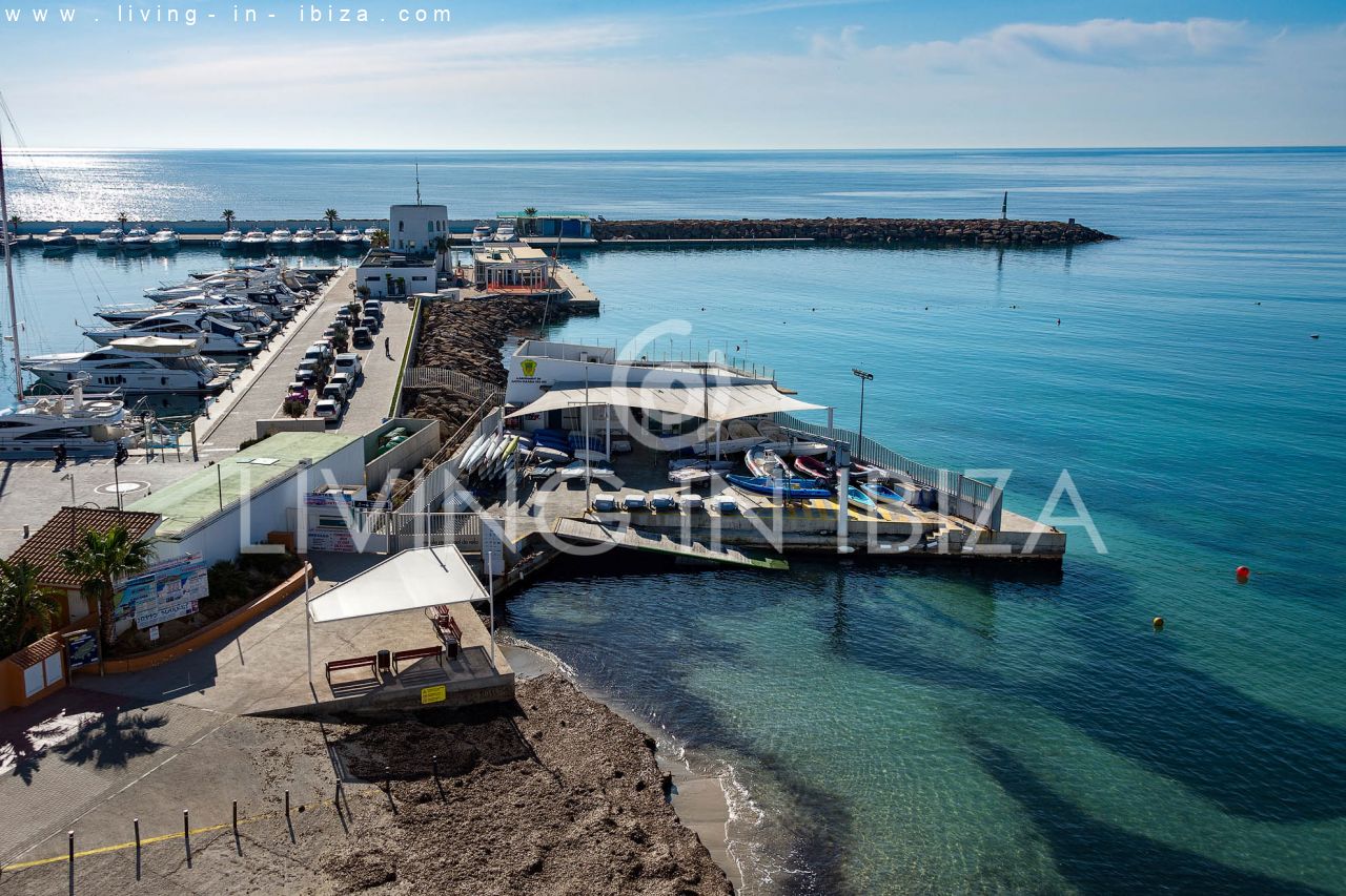 Temporary rental / seasonal contract, from 1st May to 31st October. Cosy seafront flat with parking on the seafront promenade of Santa Eulalia, Ibiza