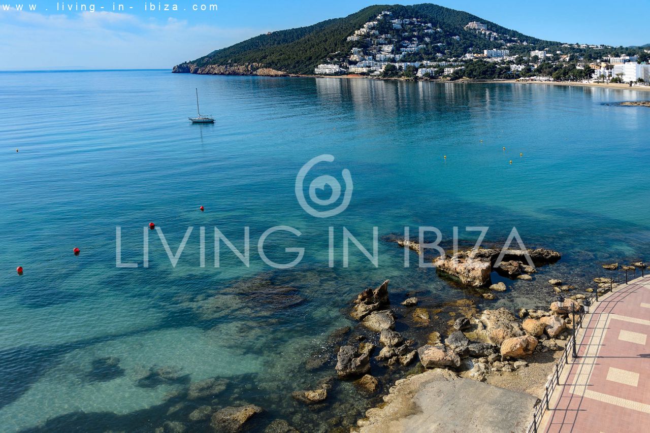 Temporary rental / seasonal contract, from 1st May to 31st October. Cosy seafront flat with parking on the seafront promenade of Santa Eulalia, Ibiza